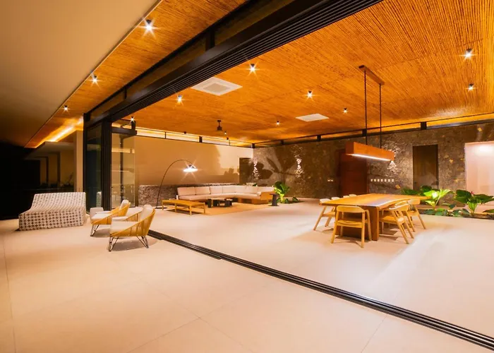 Villa Casa Lagom, Luxurious Oasis With Infinity Pool! *