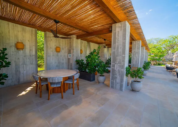 Casa Lagom, Luxurious Oasis With Infinity Pool!