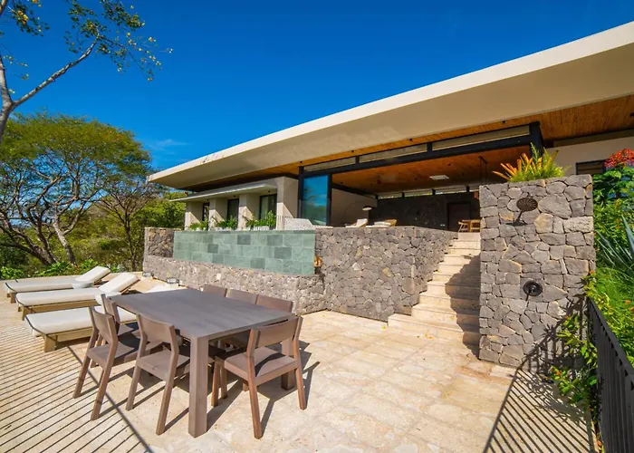 Casa Lagom, Luxurious Oasis With Infinity Pool! Villa