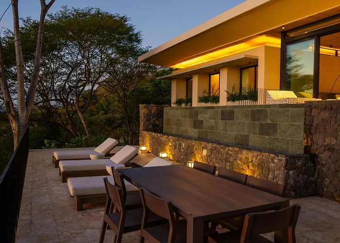 Casa Lagom, Luxurious Oasis With Infinity Pool!