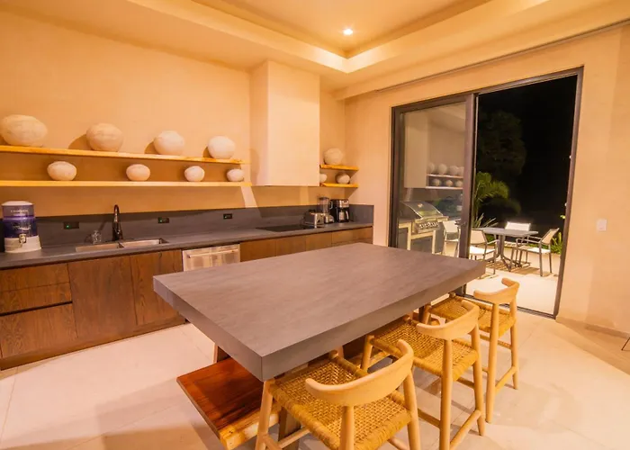 Casa Lagom, Luxurious Oasis With Infinity Pool! *