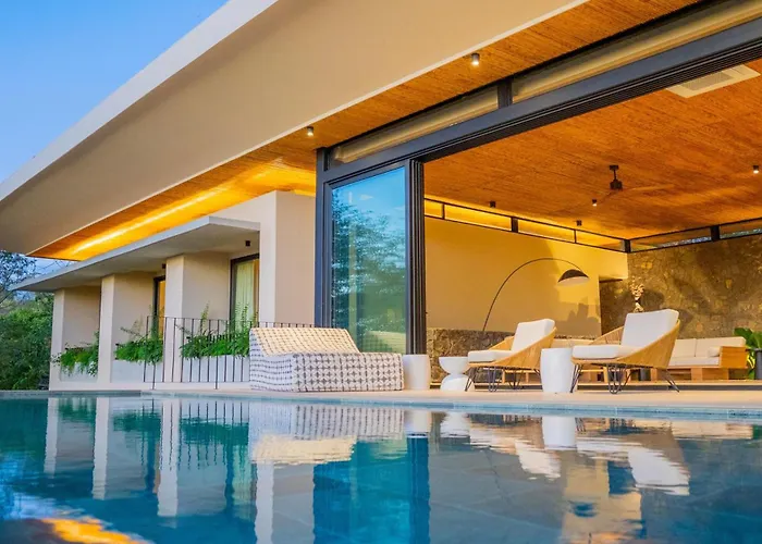 Villa Casa Lagom, Luxurious Oasis With Infinity Pool! *