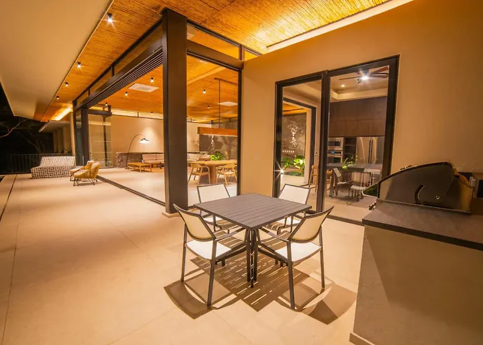 Casa Lagom, Luxurious Oasis With Infinity Pool!