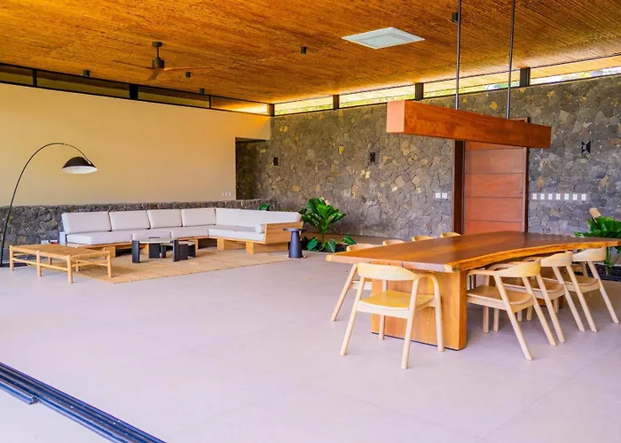 Casa Lagom, Luxurious Oasis With Infinity Pool! Villa