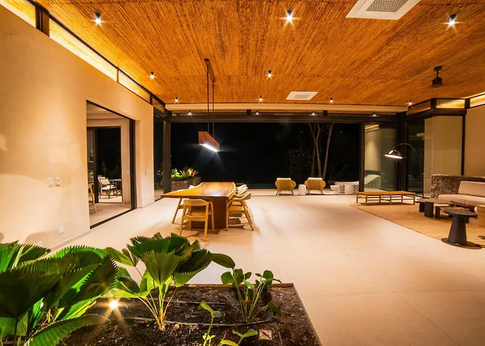 Casa Lagom, Luxurious Oasis With Infinity Pool!